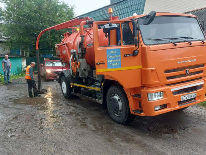 Спецтехника городской дорожной службы ведёт работу по устранению подтоплений в Воронеже