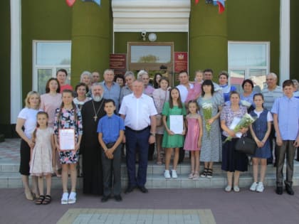 В минувшую пятницу в торжественной обстановке поздравил с Днём семьи, любви и верности семьи, прожившие в браке более 50 лет и многодетные семьи