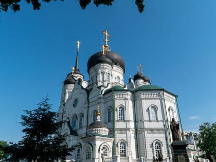 В праздник Святой Троицы, Пятидесятницу, митрополит Воронежский и Лискинский Сергий возглавил служение Божественной литургии и Троицкой Великой вечерни