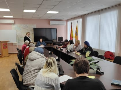 Начальник отдела реестров лицензий госжилинспекции обсудила с председателями советов многоквартирных домов особенности, преимущества и недостатки различных способов управления мног