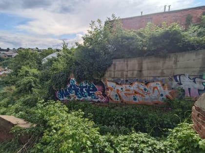 Обрушилась после ливней часть стены исторического места в Воронеже