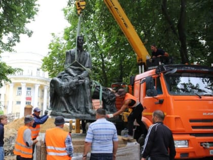 Памятник Ивану Бунину в Воронеже вернули на место
