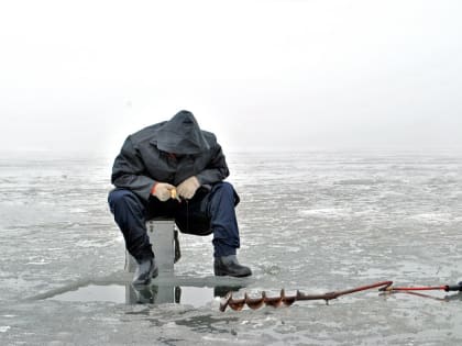 Опасный лёд: тело рыбака из Воронежской области нашли под водой рядом с лункой