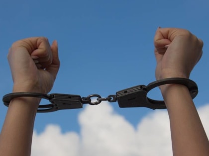 Женщина распылила перцовый баллончик в лицо обвинившего ее в краже пенсионера под Воронежем