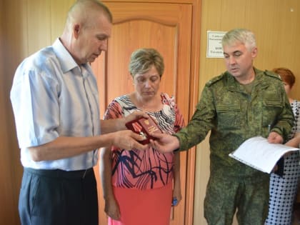 В селе Медвежье наградили земляка орденом Мужества посмертно.