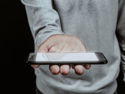 Молодой бездомный напал на воронежца и забрал у него два телефона