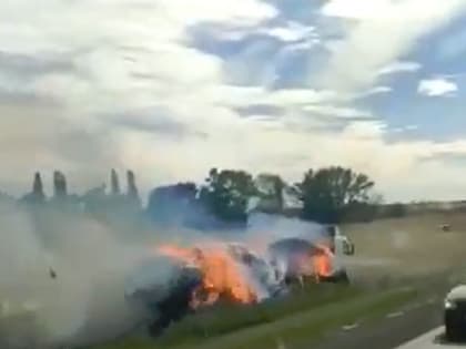 Фуру с охваченным огнём прицепом заметили возле трассы в Воронежской области