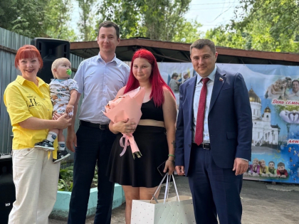 Максим Михин и Александр Чуфинев поздравили  многодетные семьи с Днем семьи, любви и верности