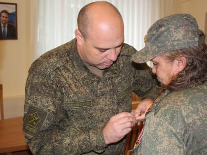 В Левобережном районе участникам СВО вручили награды