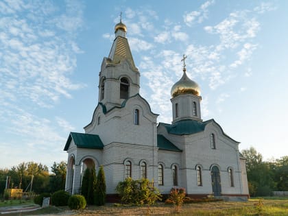 "Господи, освяти храм сей и исполни его света присносущнаго, избери его в жилище Твое..." (Из молитвы чина Великого освящения храма)