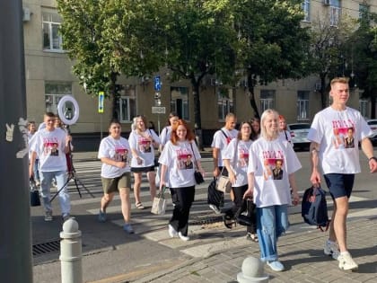 Толпа людей в странных футболках скопилась в центре Воронежа