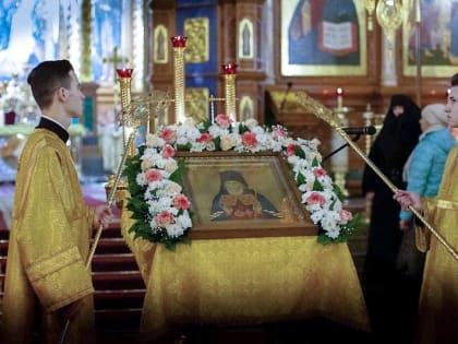 "Дом добродетелей и обитель Святаго Духа явился еси, святе Антоние, Воронежская похвало и Церкве Русския украшение" (Стихира службы свт. Антонию)