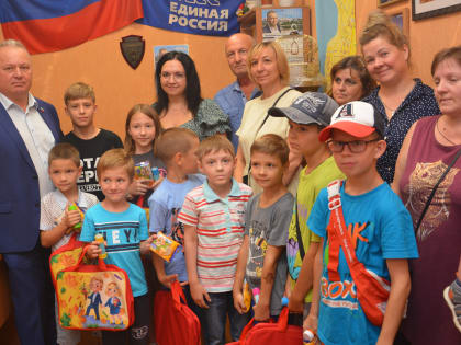 Помощь многодетным семьям: программа «Собери ребенка в школу» в Воронеже