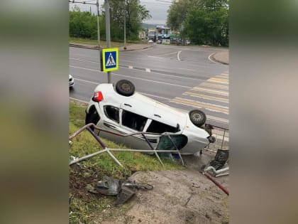 Легковушка перевернулась у пешеходного перехода в Воронеже