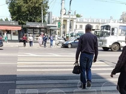«Два метра глубиной!» Воронежцев предупредили об опасном проломе в тротуаре 