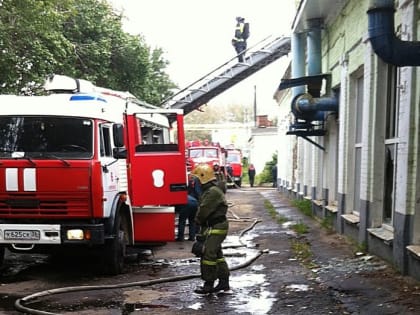 Для тушения пожара на тепловозоремонтном заводе в Воронеже задействовали 58 человек