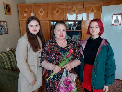 Волонтеры ВГЛТУ поздравили ветеранов с Днем 8 Марта