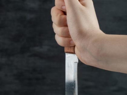 Жительница Воронежа прервала бытовой спор ударом ножа по телу сожителя