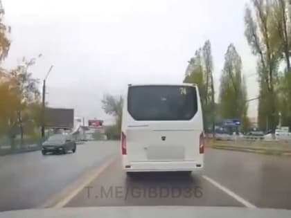 Водителя воронежской маршрутки наказали за лихой проезд на красный свет