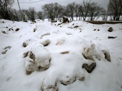 Парковку воронежского парка «Дельфин» завалили 5-метровыми горами снега