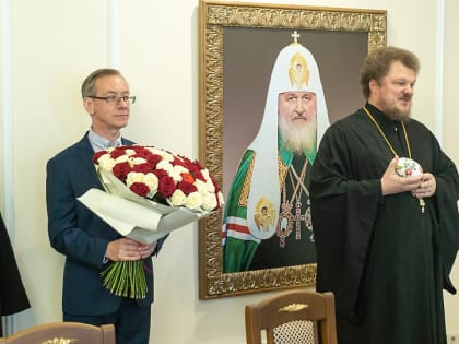 С Пасхой Христовой Правящего Архиерея поздравили сотрудники Воронежского епархиального управления