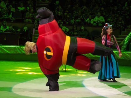 Цирк представляет космическое приключение в Шоу «Звездный круиз»!