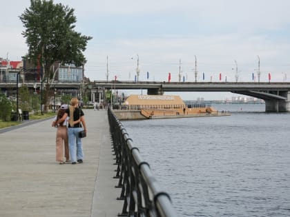 На первой очереди Петровской набережной появились коммуникационные шкафы с портретом Петра I