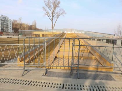 На Петровской набережной в Воронеже пешеходный мост откроют в конце апреля