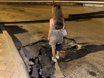 «Можно оставить полмашины»: огромную яму заметили напротив корпуса воронежского вуза