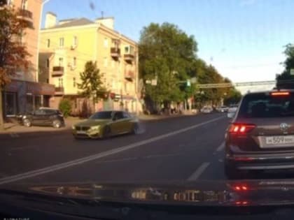 Безумный дрифт «золотой» иномарки на&nbsp;оживлённой трассе в&nbsp;Воронеже сняли на&nbsp;видео