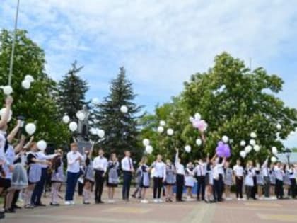 Для выпускников района сегодня прозвенел последний звонок