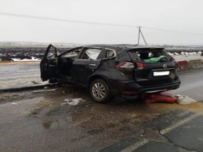 На трассе в Воронежской области иномарка врезалась в ограждение: водитель в больнице