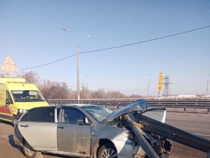 Два человека пострадали в столкновении легковушки с ограждением на воронежской трассе