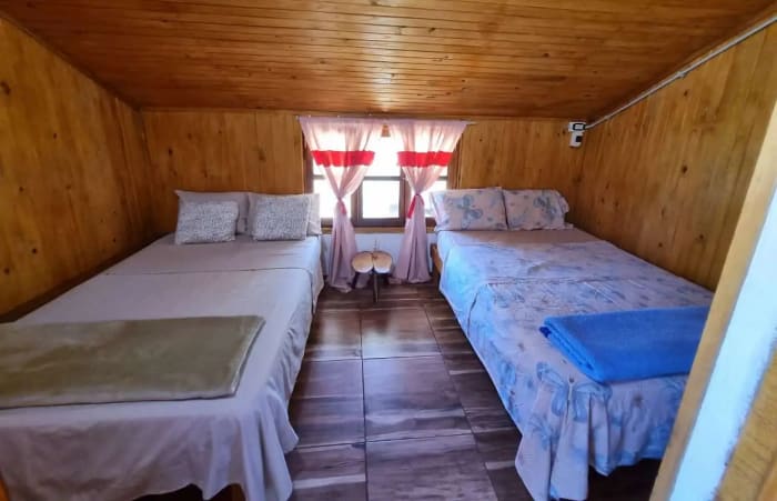 Interior de cabaña equipada