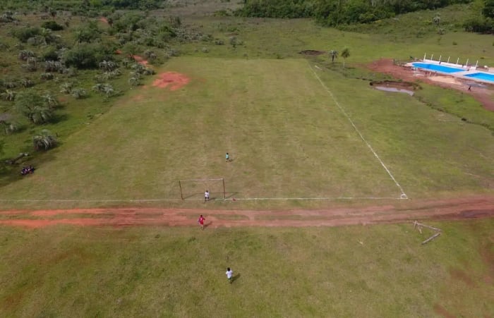 Cancha rodeada de naturaleza