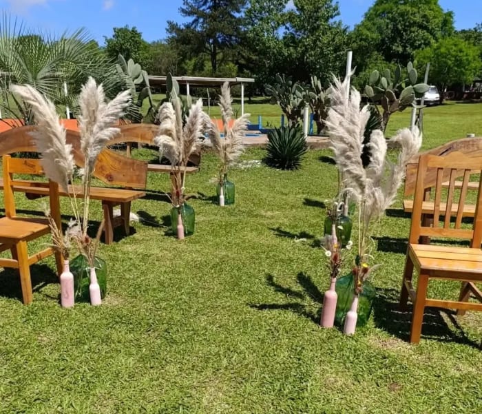 Evento al aire libre con carpas y luces