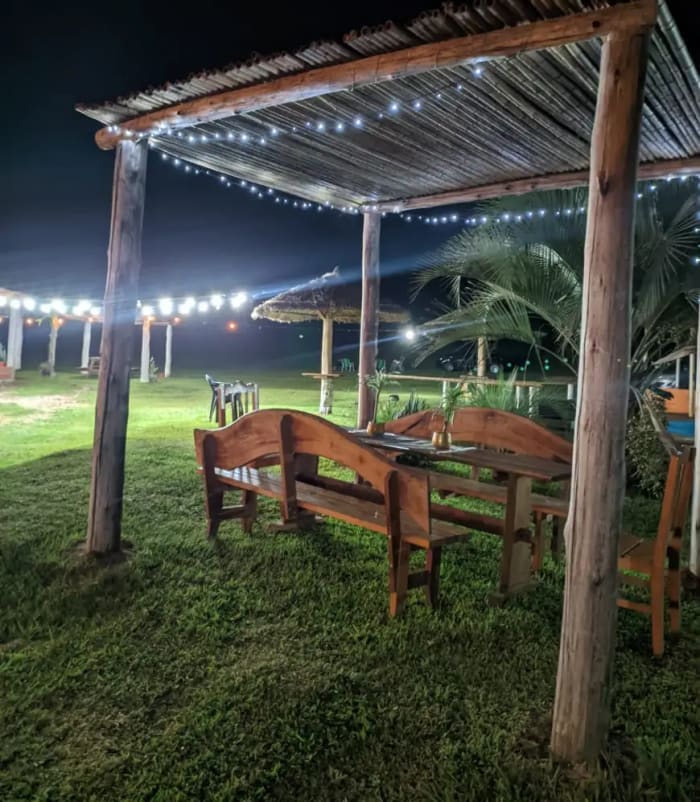 Evento con mesas y decoración natural