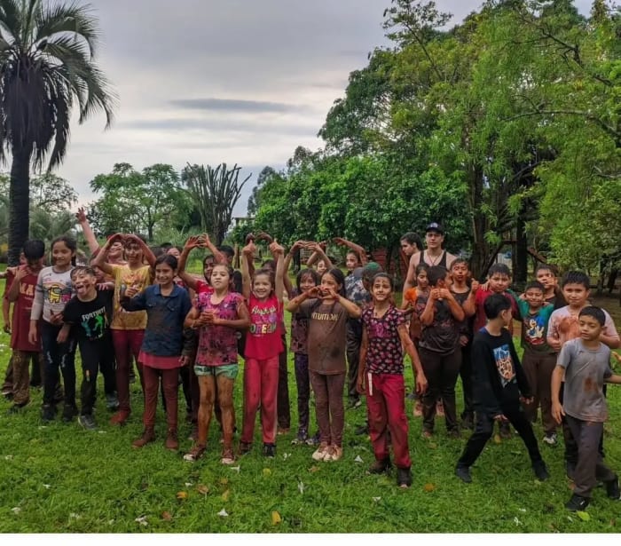 Niños jugando en el tobogán