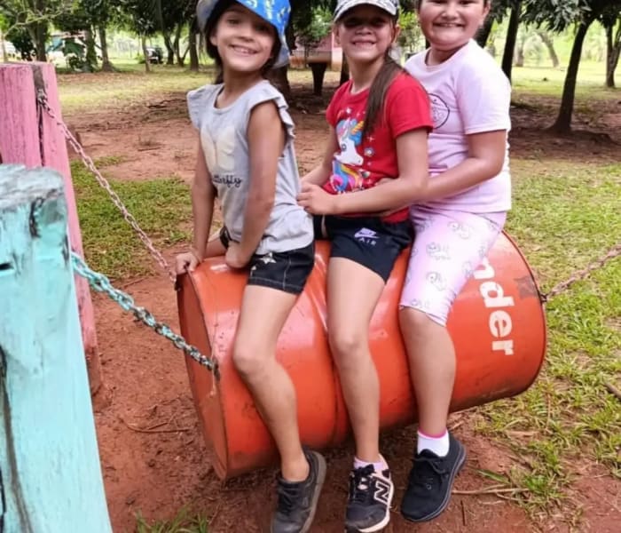 Niños trepando