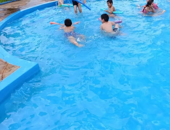 Familia disfrutando en la pileta