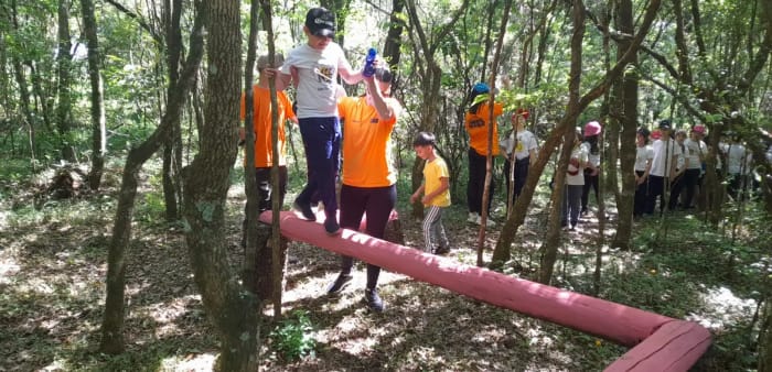 Grupo disfrutando de la selva