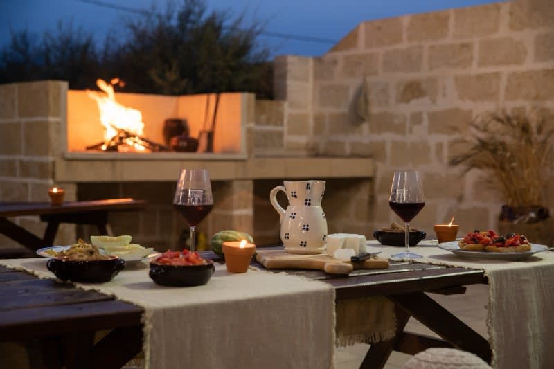 area barbecue attrezzata con panche e tavolini