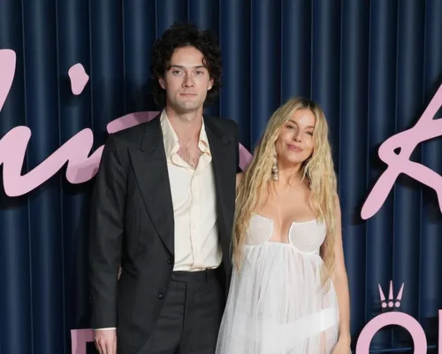 Ellie Goulding; Sienna Miller's baby-bump Fashion Awards moment — image 3