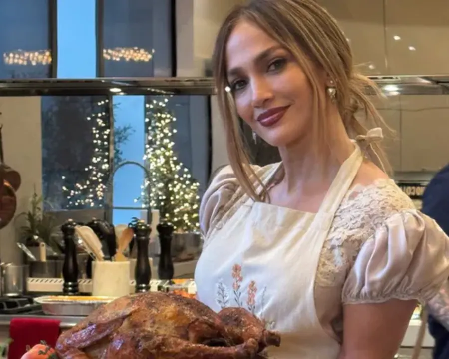 Jennifer Lopez festive mansion video reveals lavish Bel Air details — image 4