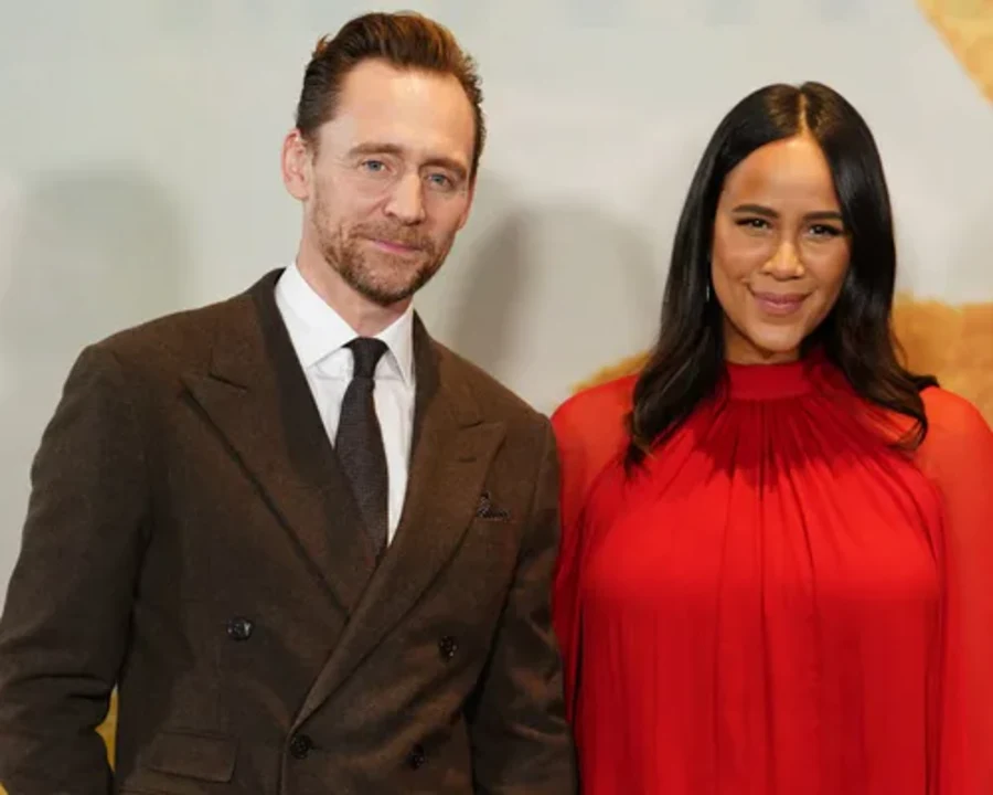 Tom Hiddleston and Zawe Ashton’s red cape premiere moment goes full spy-romance — image 1