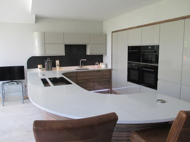 Treviso-Gloss-Olive-Wood-Gloss-Mussel-Roomset2