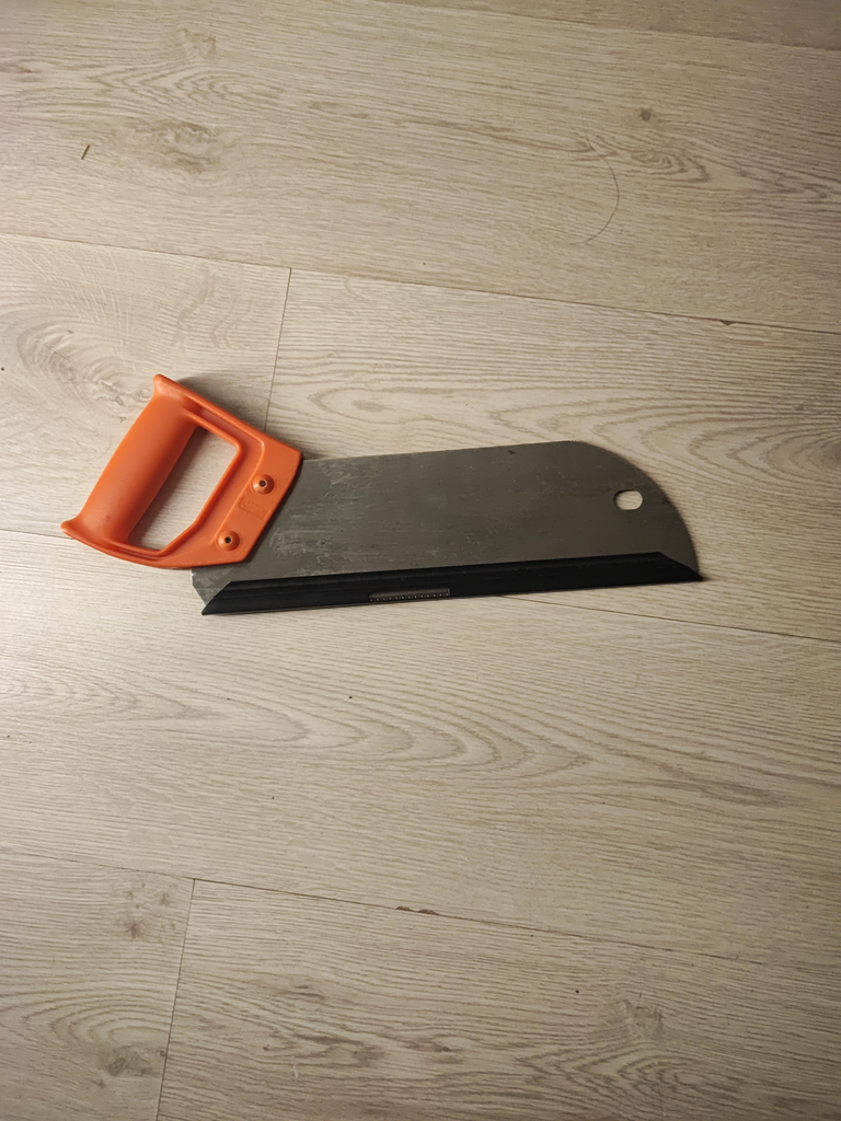 Handsåg med orange handtag