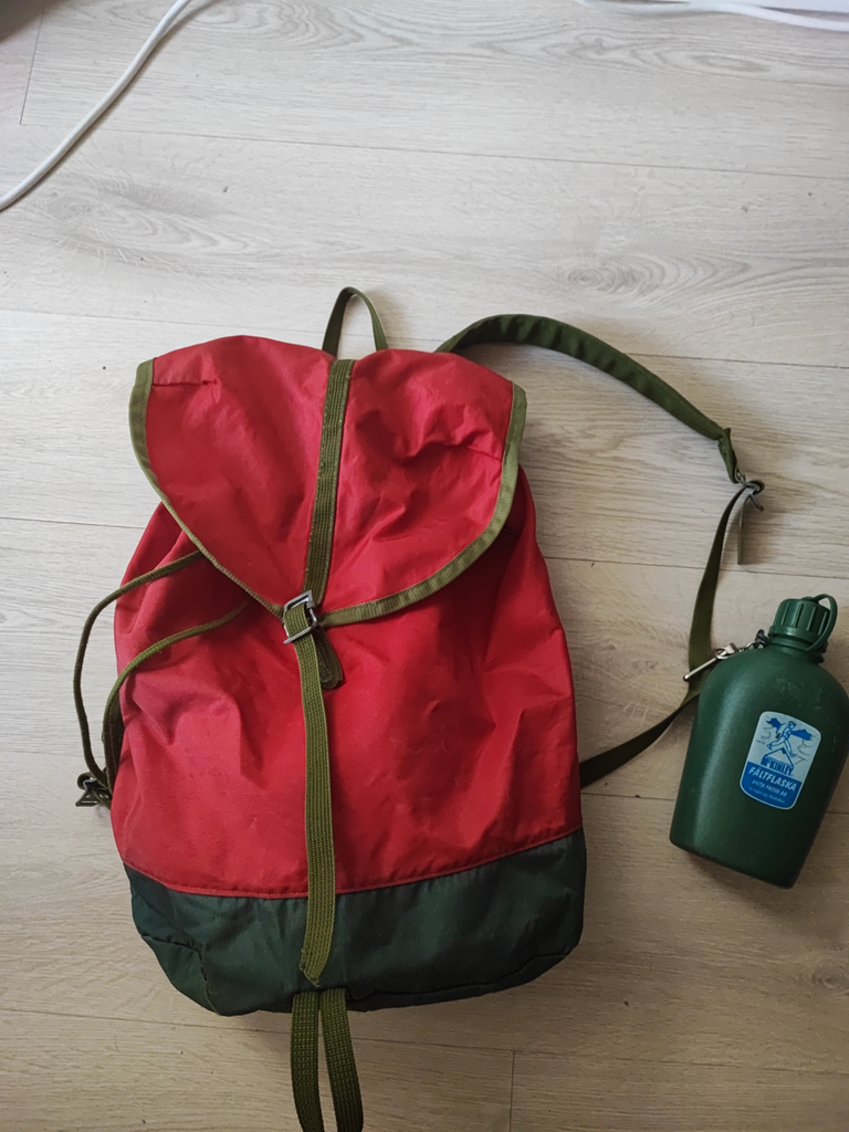 Röd och grön ryggsäck