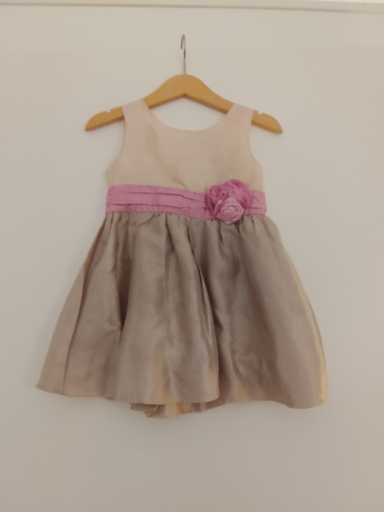 Beige klänning med rosa blomma