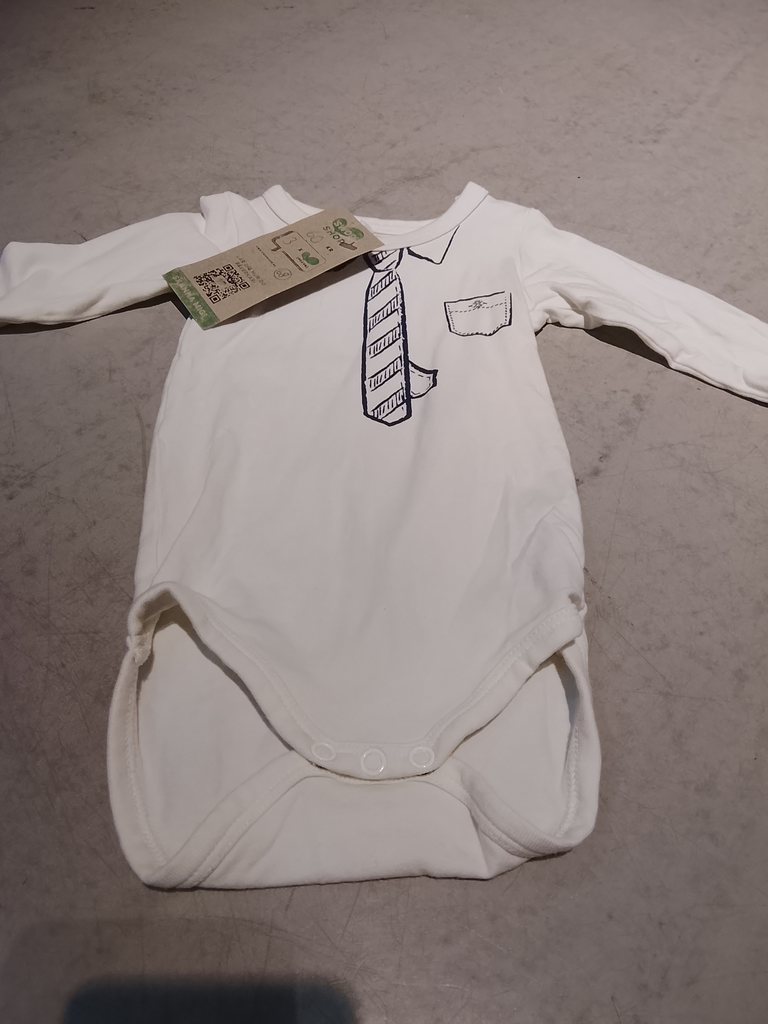 Vit babybody med slipsmönster